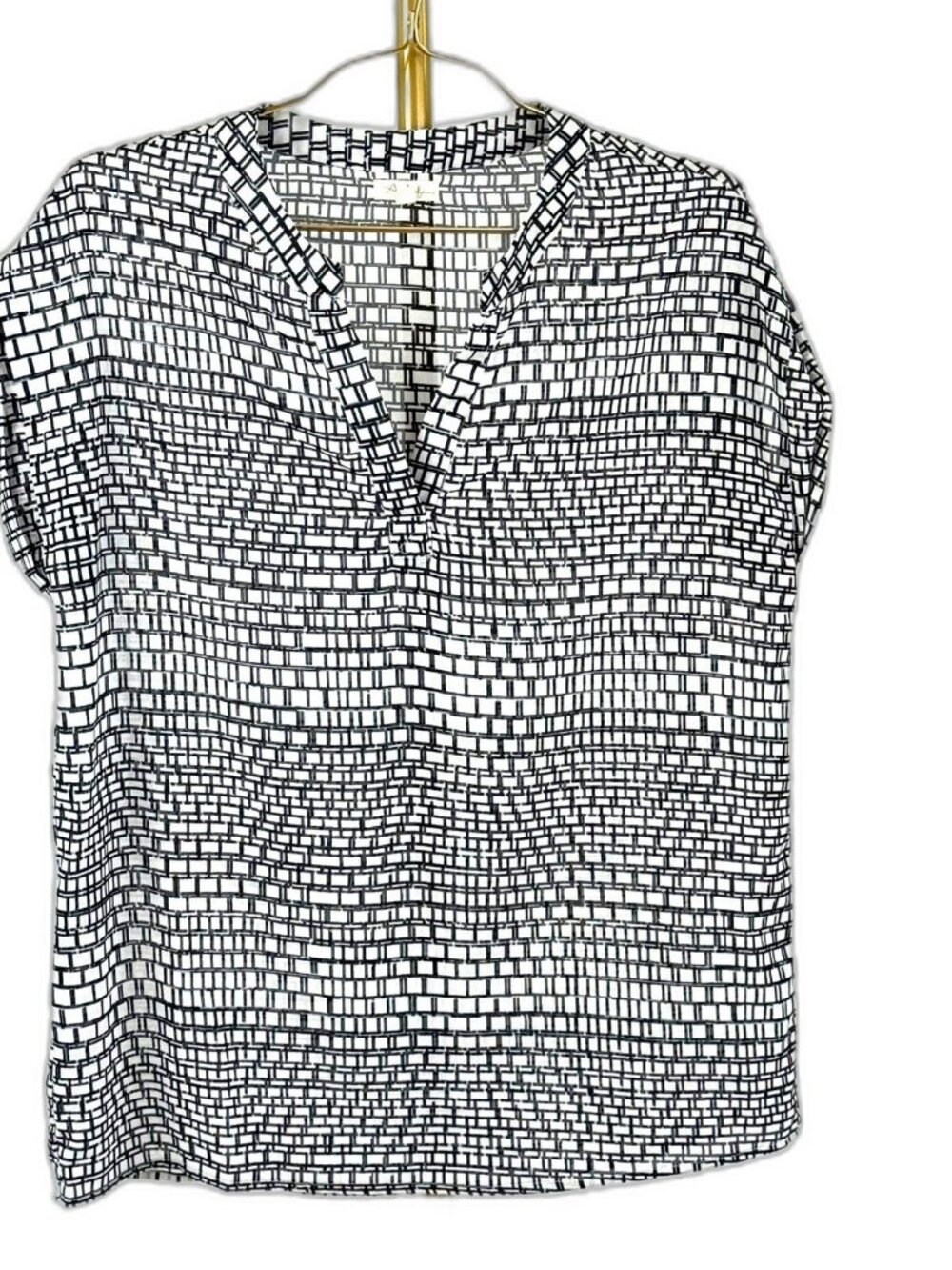Antilia Femme Geometric Print Short Sleeve Split V-Neck Blouse White Black Sz M